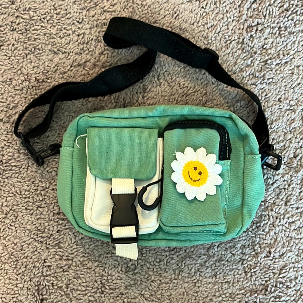Fanny pack with daisy pin